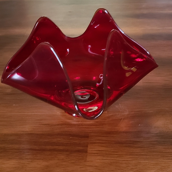 Viking glass ruby red handkerchief dish - Picture 3 of 4